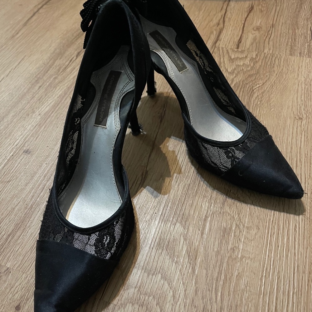 Black lace and bow pumps heels
